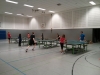 Tischtennis spielen.