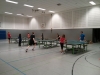 Tischtennis spielen.